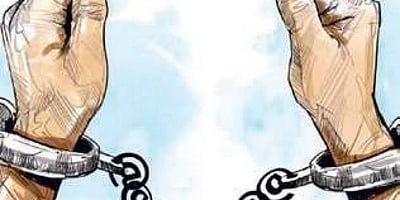 இளைஞரை தாக்கி வழிப்பறி: 
இருவா் கைது